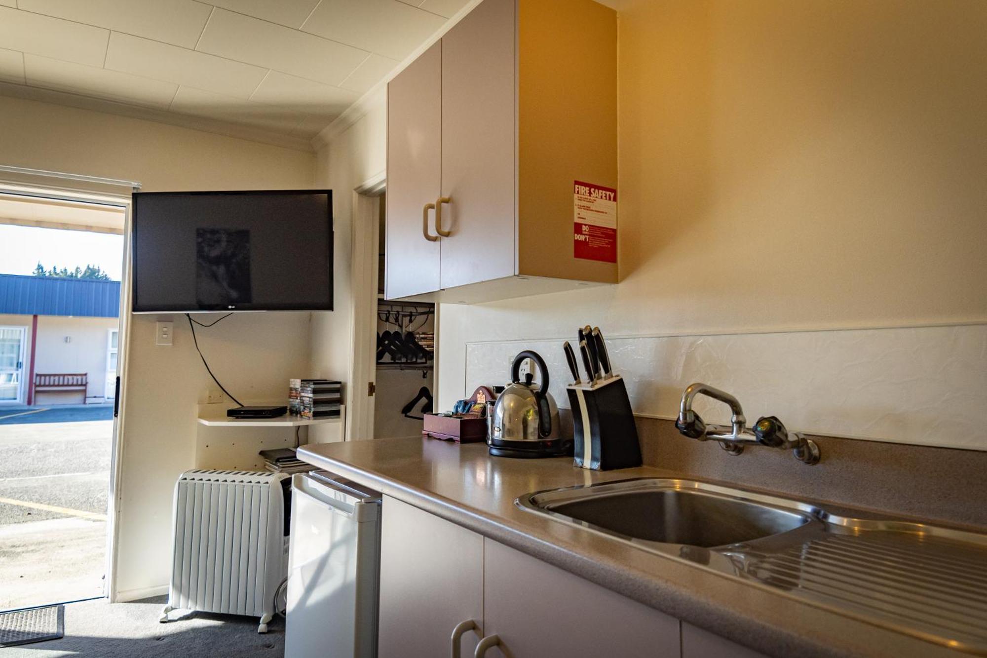 Amber Court Motel Те-Анау Экстерьер фото